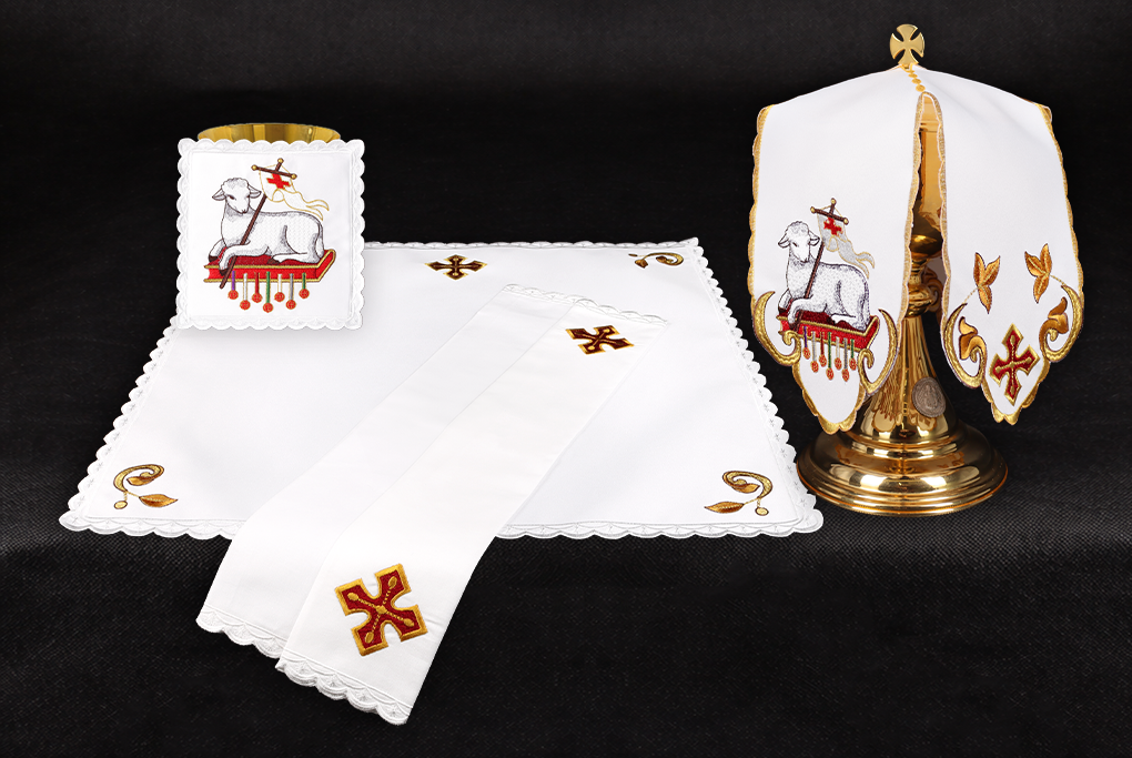Les vêtements liturgiques – signification, éléments et rôle dans la liturgie