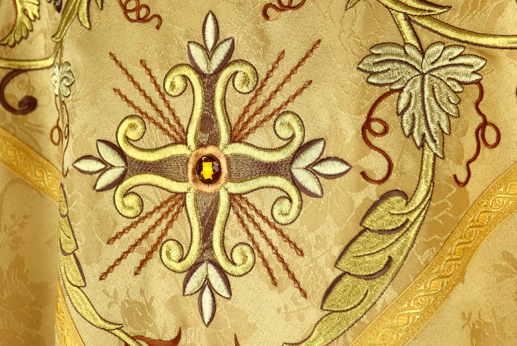 La broderie liturgique – symbolisme et esthétique des vêtements sacerdotaux