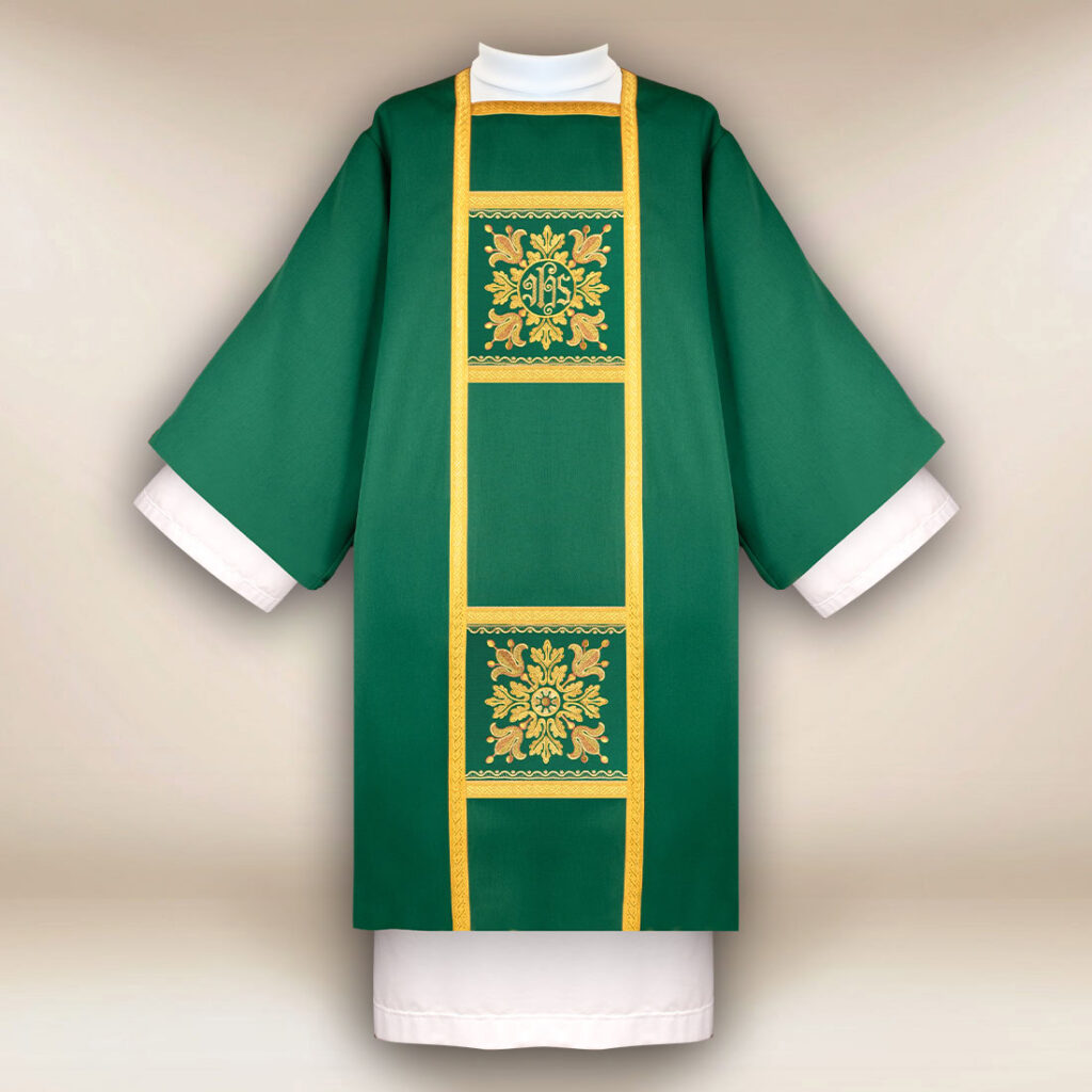 Dalmatique brodée verte avec croix