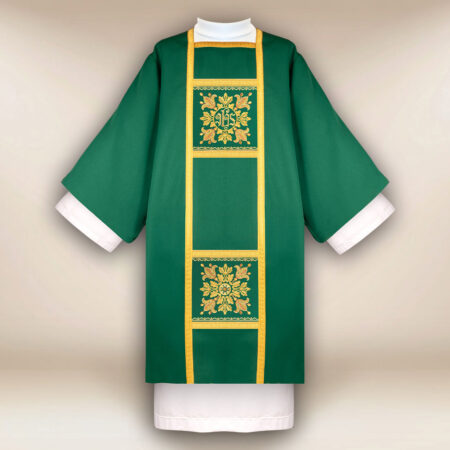 Dalmatique brodée verte avec croix