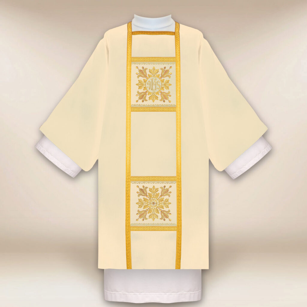 Dalmatique brodée écru avec des croix