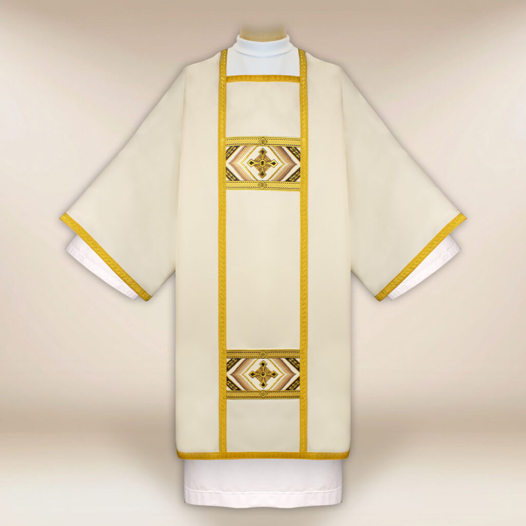 Dalmatique brodée écru avec croix