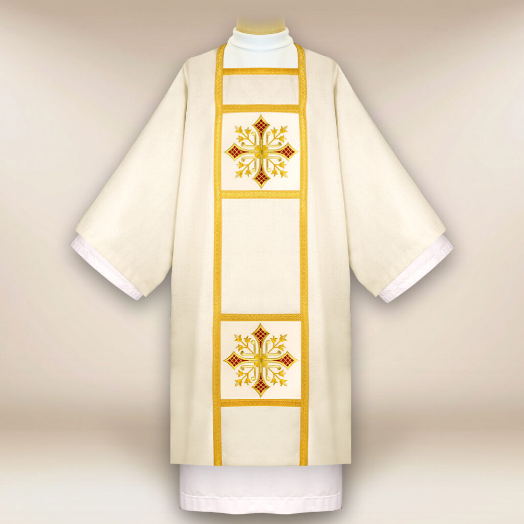 Dalmatique brodée écrue avec des croix