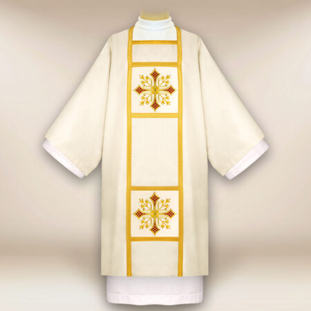 Dalmatique brodée écrue avec des croix