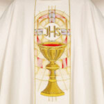 Chasuble brodée écrue avec calice