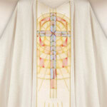 Chasuble brodée écrue avec calice