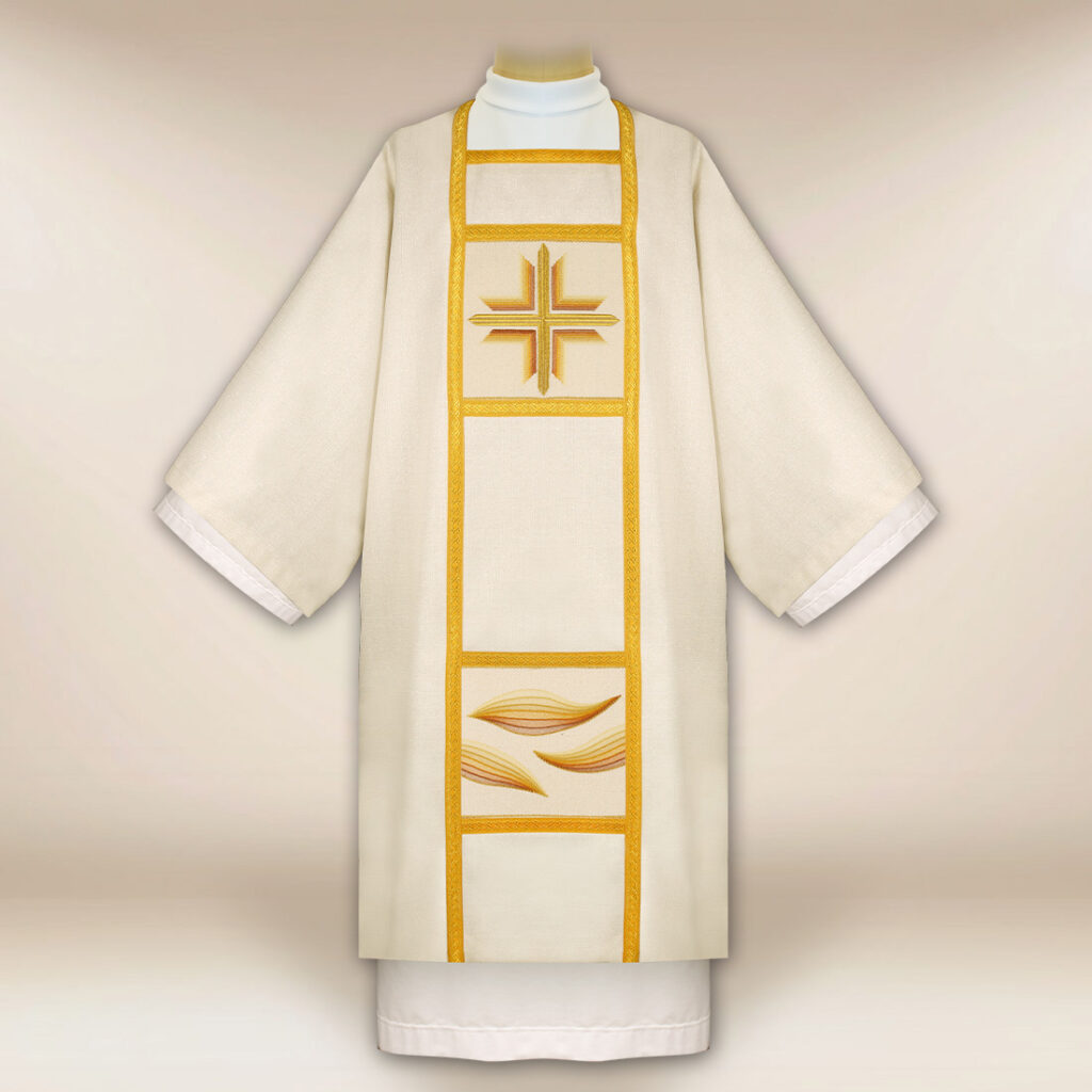 Dalmatique brodée écru avec croix