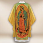 Chasuble dorée avec l'image  Notre-Dame de Guadalupe
