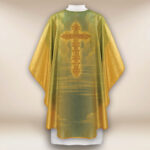 Chasuble dorée avec l'image Jésus Ressuscité
