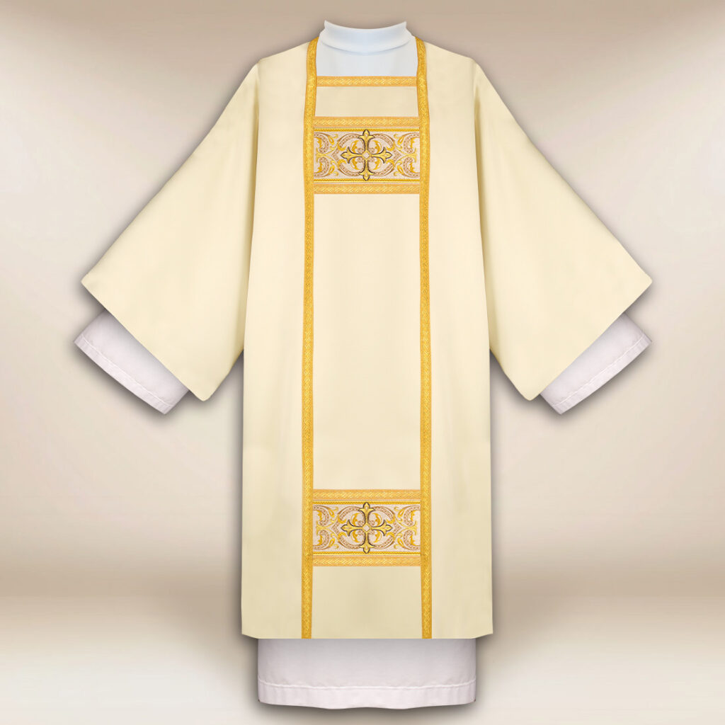 Dalmatique brodée écrue avec croix