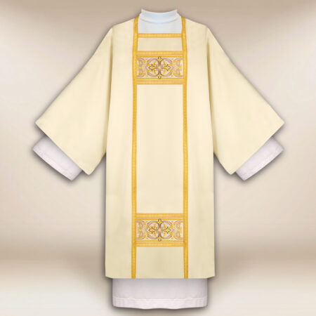 Dalmatique brodée écrue avec croix