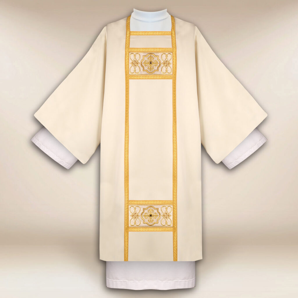 Dalmatique brodée écru avec croix