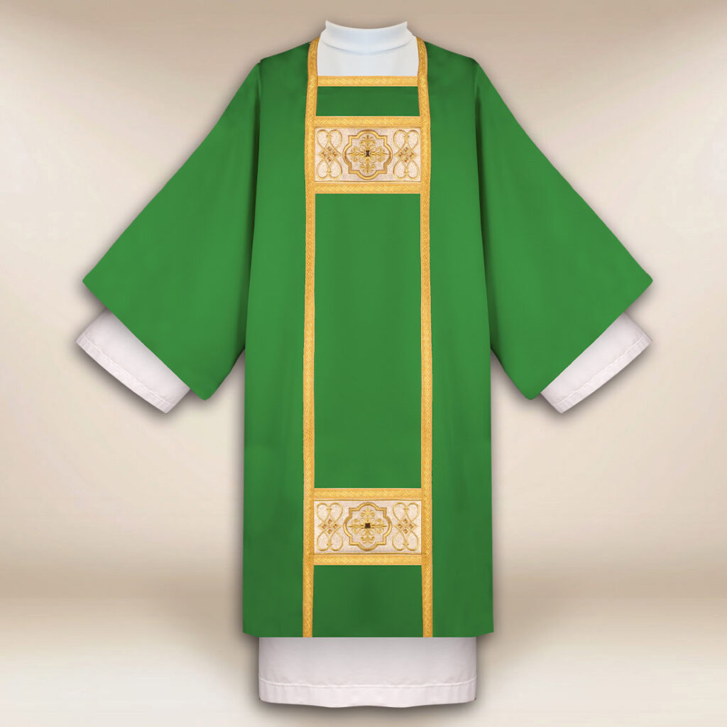 Dalmatique brodée verte avec croix Dalmatique brodée verte avec croix