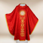 Chasuble brodée rouge avec IHS