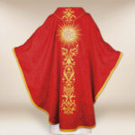 Chasuble brodée rouge avec IHS