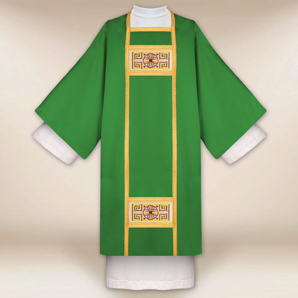 Dalmatique brodée verte avec croix