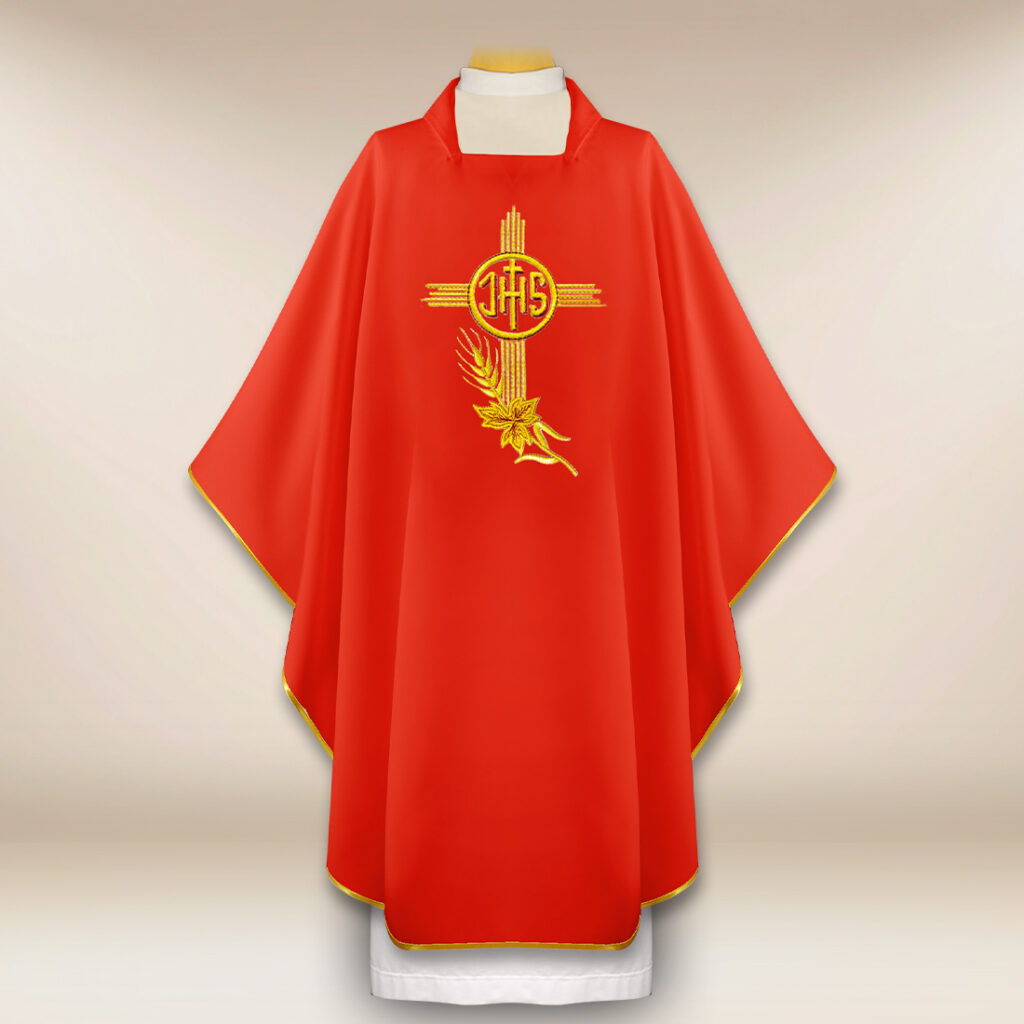 Chasuble liturgique brodée avec IHS rouge