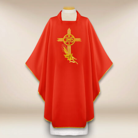Chasuble liturgique brodée avec IHS rouge