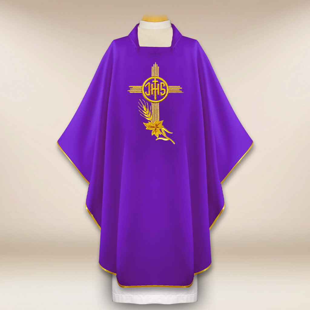 Chasuble liturgique brodée avec IHS violette