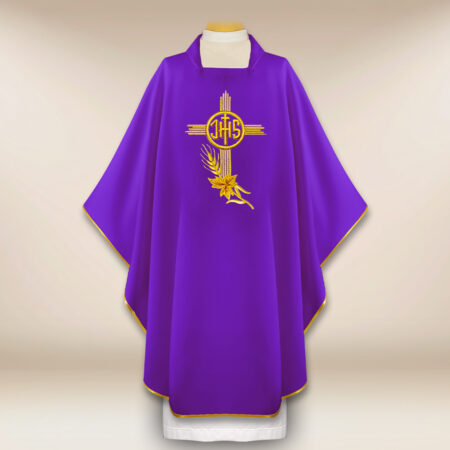 Chasuble liturgique brodée avec IHS violette