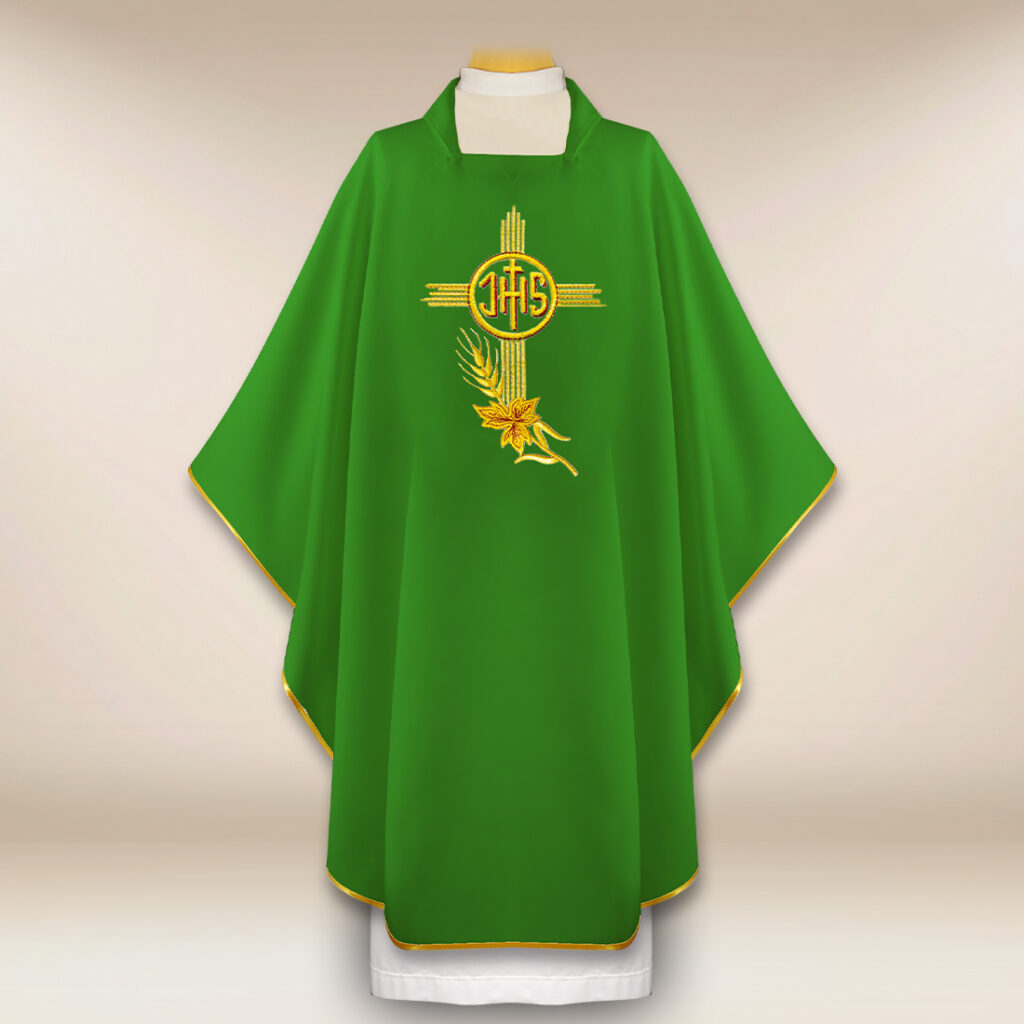 Chasuble liturgique brodée avec IHS verte