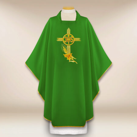 Chasuble liturgique brodée avec IHS verte