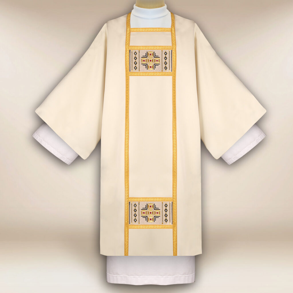 Dalmatique brodée écru avec croix