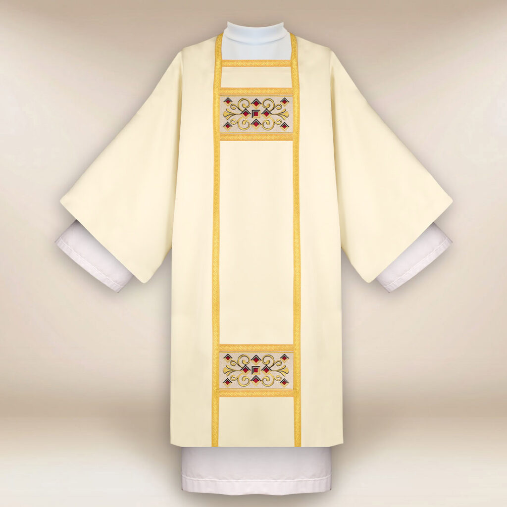 Dalmatique brodée écru avec croix