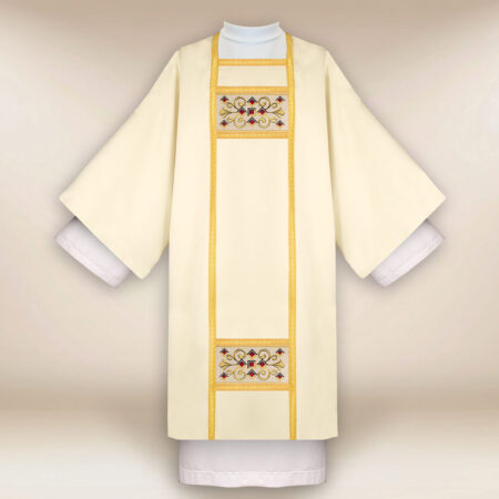 Dalmatique brodée écru avec croix