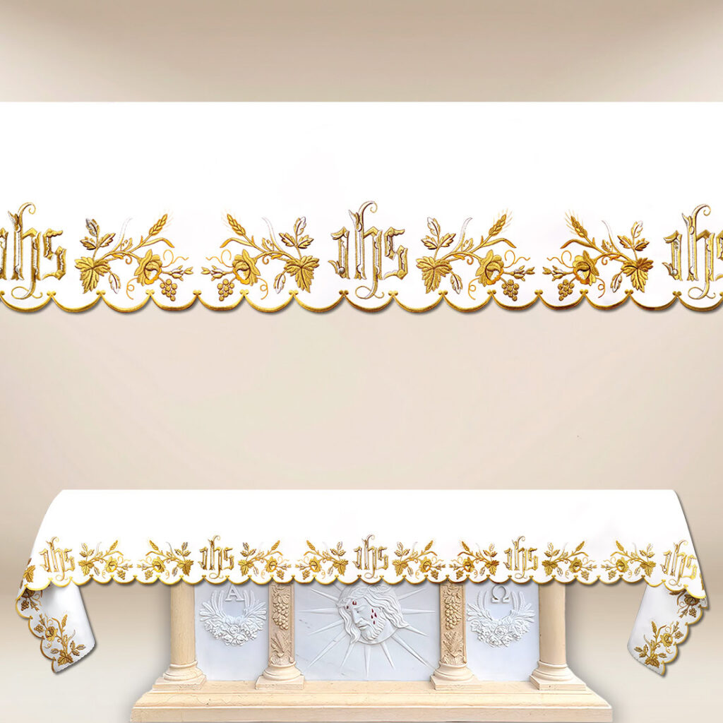 Nappe brodée avec un magnifique broderie dorée IHS