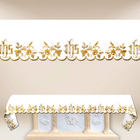 Nappe brodée avec un magnifique broderie dorée IHS