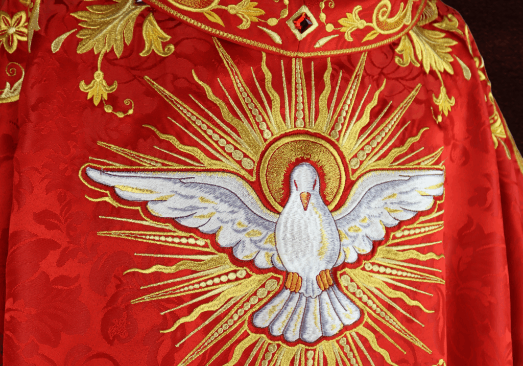 chasuble rouge brodée « Ignis Sanctus » avec du fil d'or