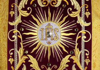 Le monogramme IHS dans une élégante composition eucharistique