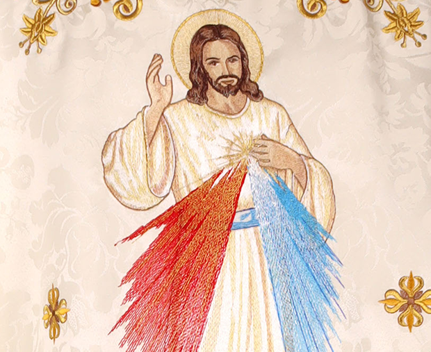 Représentation brodée de Jésus Miséricordieux sur une chasuble liturgique