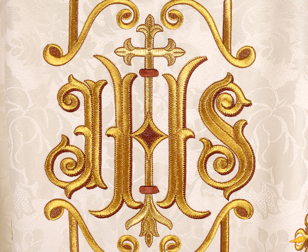 Le symbole IHS brodé au fil d'or sur une vêtements liturgique