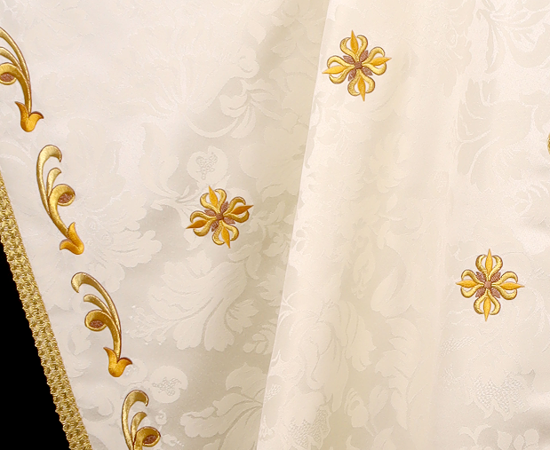 Ornements sacrés dorés brodés sur un tissu liturgique