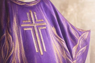 chasuble liturgique brodée avec une croix – détail de la broderie liturgique