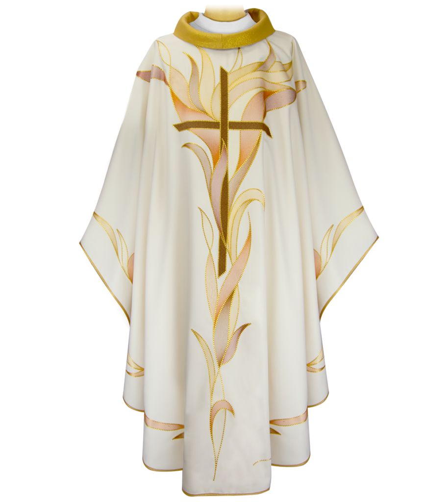 une chasuble liturgique ornée de broderies représentant la croix et le Saint-Esprit