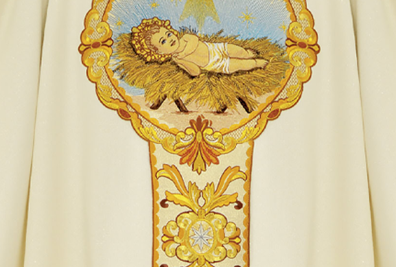Gros plan sur la broderie eucharistique de l'aube de fête