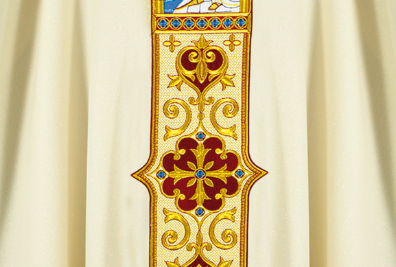 Colonne ornementale brodée sur une chasuble – une composition liturgique précise