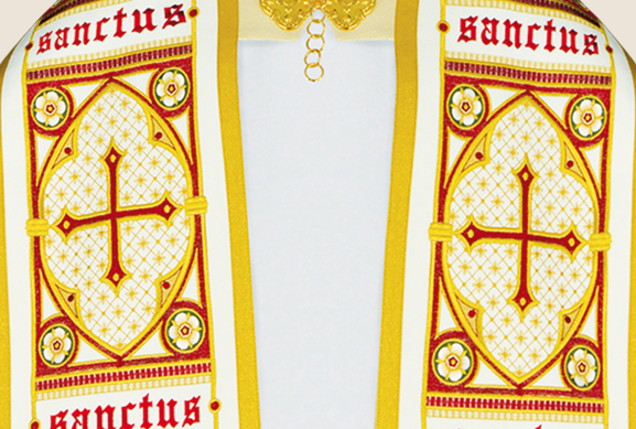 La symbolique eucharistique sur les vêtements liturgiques – broderies représentant la croix et des ornements ecclésiastiques