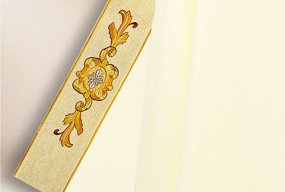 Une chasuble solennelle brodée pour la messe de minuit et la période de Noël