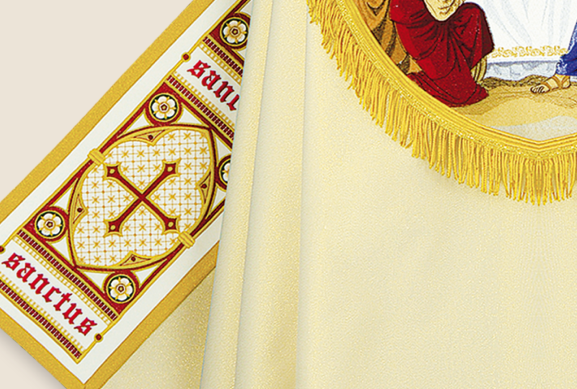 Finitions de la chasuble liturgique : ornements élégants et détails brodés