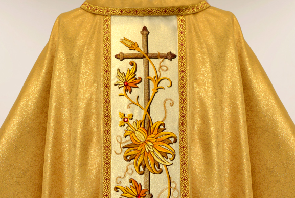 une chasuble liturgique richement brodée