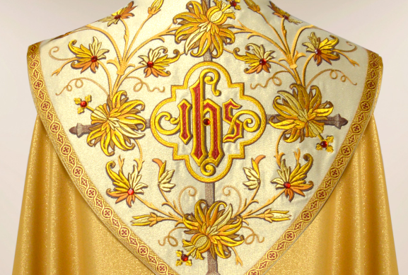 col brodé d'une chasuble avec un motif liturgique