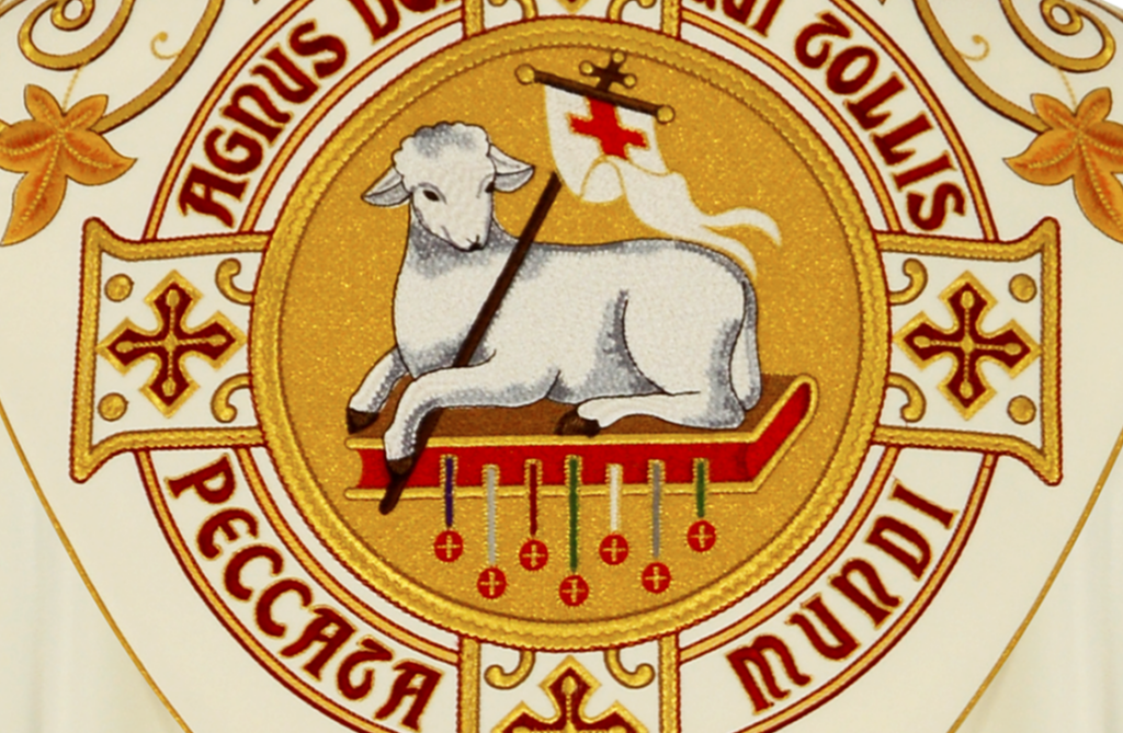 Le symbole de l'Agnus Dei brodé sur une parure liturgique