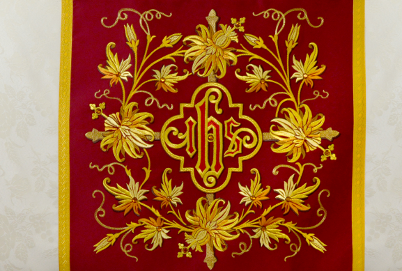 Motif décoratif central de la chasuble liturgique Classico Bianco