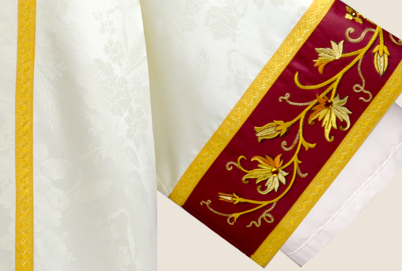Gros plan sur la ceinture décorative d'une tenue liturgique, aux finitions élégantes