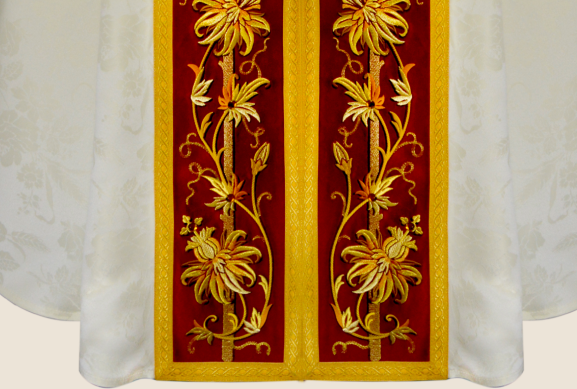 Le dos de la chasuble de la collection Classico Bianco – détail décoratif vertical
