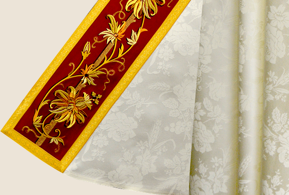 Détail de la broderie d'une chasuble de la collection Classico Bianco – une décoration liturgique raffinée